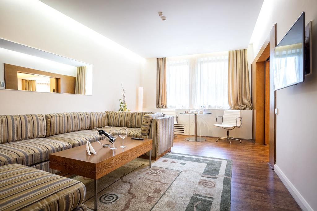 The Dostyk Hotel Almaty Luaran gambar